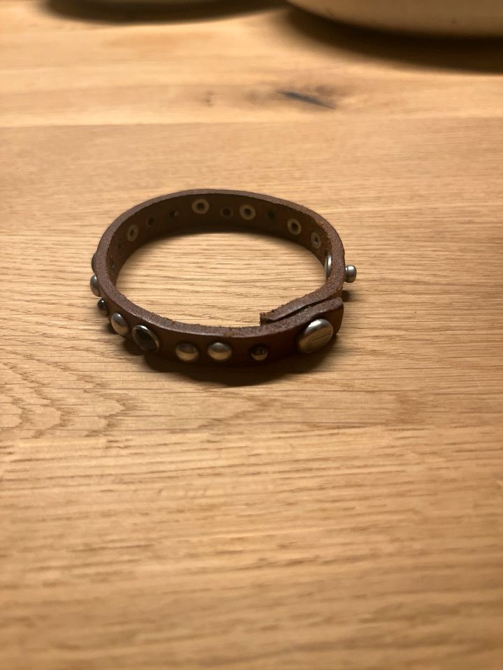 Lederarmbänder von Liebeskind in rotbraun, braun und schwarz in Düsseldorf