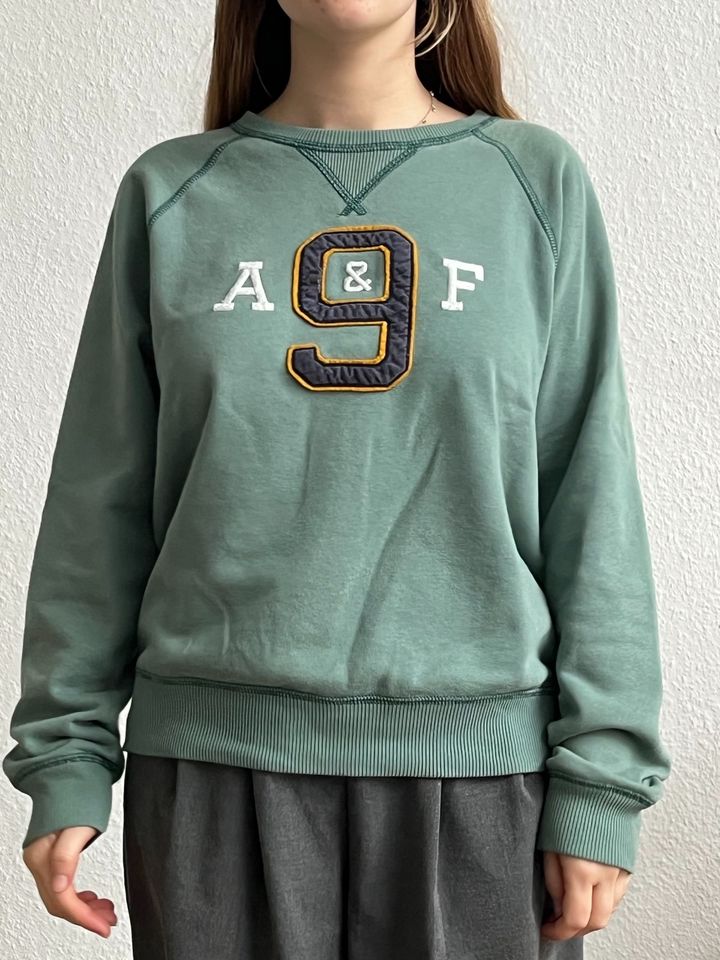 Moosgrüner Abercrombie & Fitch Pullover mit Logo in Detmold