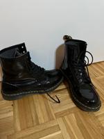 Dr. Martens Stiefel 8-Loch 1460 schwarz Leder Lack 42 OVP Nordrhein-Westfalen - Brilon Vorschau