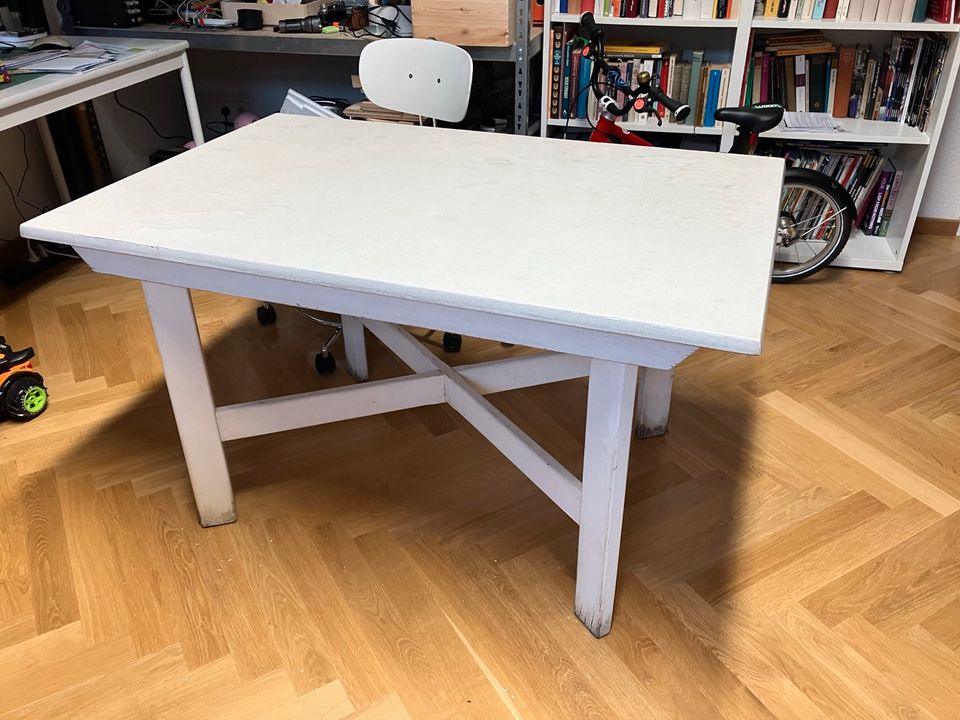 Tisch in weiß aus Holz in Stuttgart