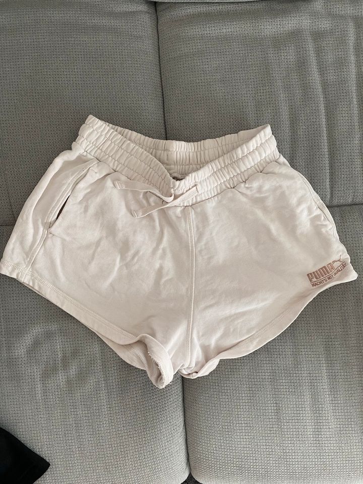 Hotpants / kurze Puma Jogginghose Gr. S in beige in Limburg