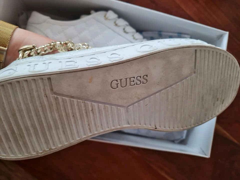 Guess Schuhe, Designer Sneaker mit Goldkette in Balingen