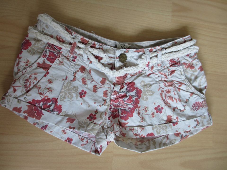 Neu - Bershka kurze Sommershorts / kurze Hose, rot beige in Mietingen