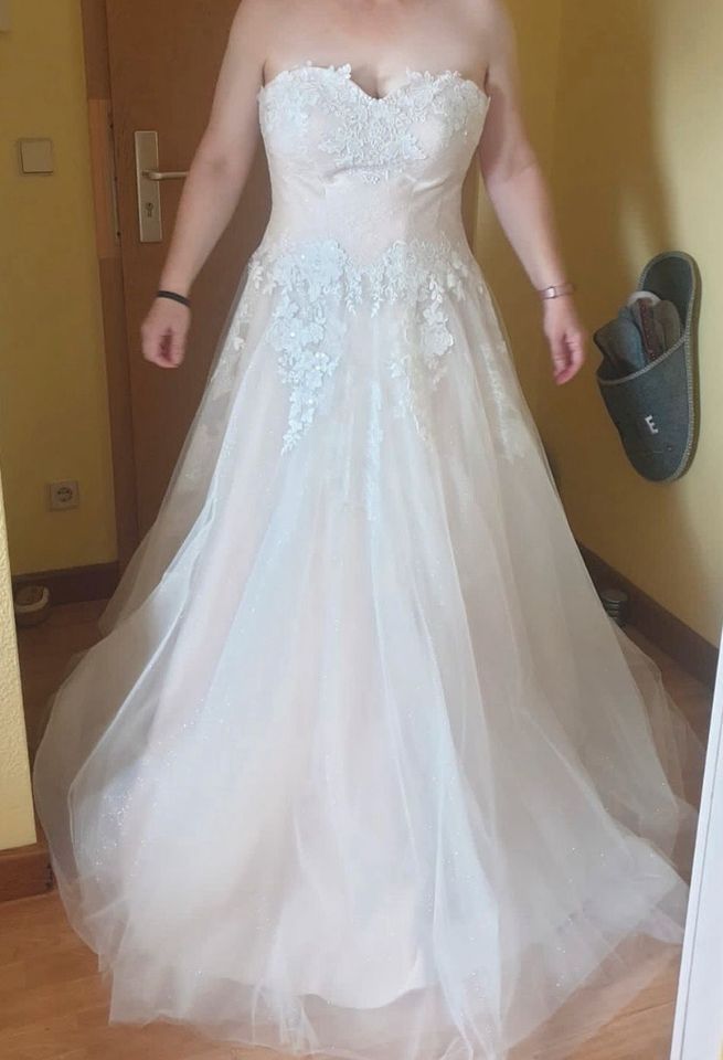 **NEU** Trägerloses Brautkleid aus Tüll mit Herzdecolté in Leipzig