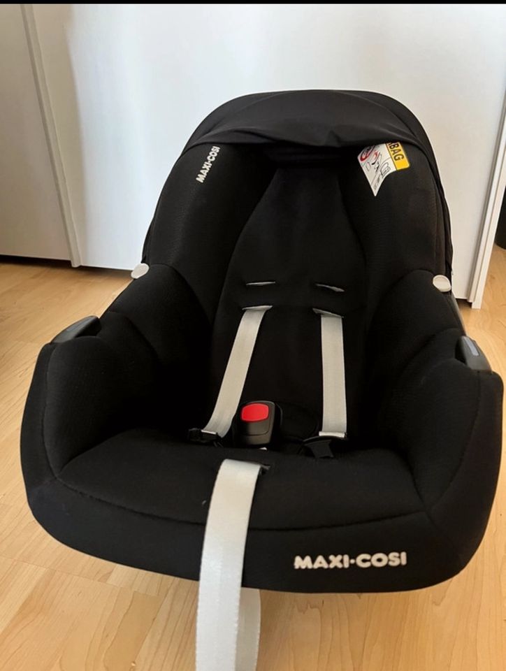 Maxi Cosi Babyschale in Schwarz in Sasbach