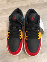 WOMEN‘S AIR JORDAN 1 LOW SE *BLACK MULTI-COLOR* SNEAKER -nagelneu Mitte - Wedding Vorschau