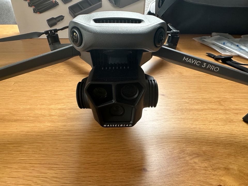 DJI Mavic 3 Pro Fly More Combo WIE NEU Garantie 4 Akkus Zubehör in Göttingen