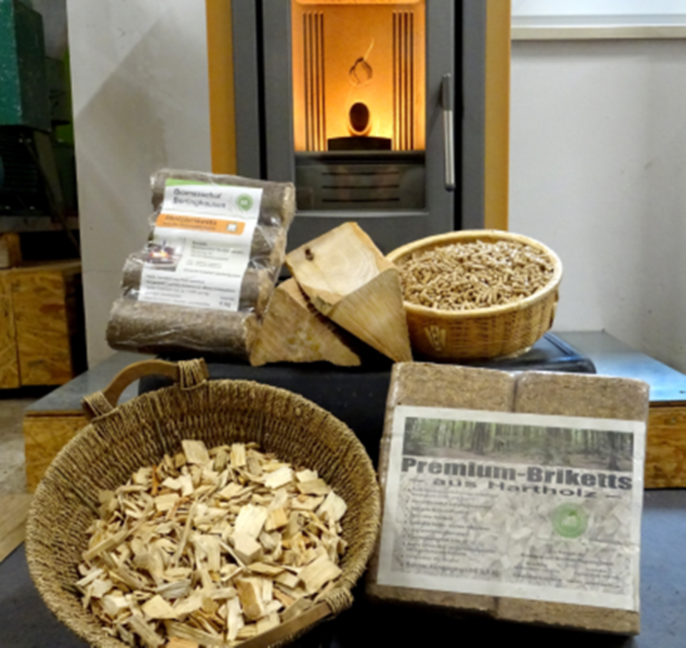 Hackschnitzel Rindenmulch Komposterde Waldboden Brennholz in Willebadessen