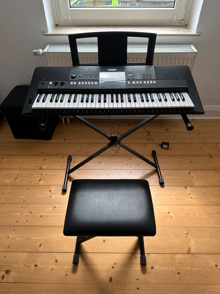 Klavier Keyboard Yamaha PSR E423 mit Ständer+Hocker Set komplett in Arnsberg