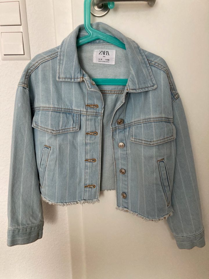 Zara Jeansjacke Mädchen Gr. 134 in Steinen