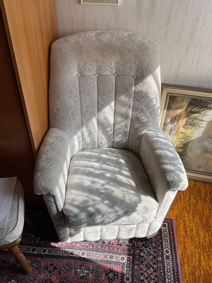 Sessel mit Hocker und Stuhl in Ihlow