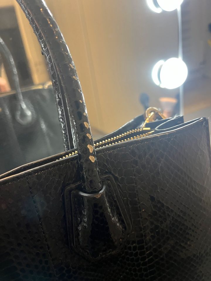 Michael Kors Tasche in schwarz mit gold, Mercer Python Shopper in Brühl