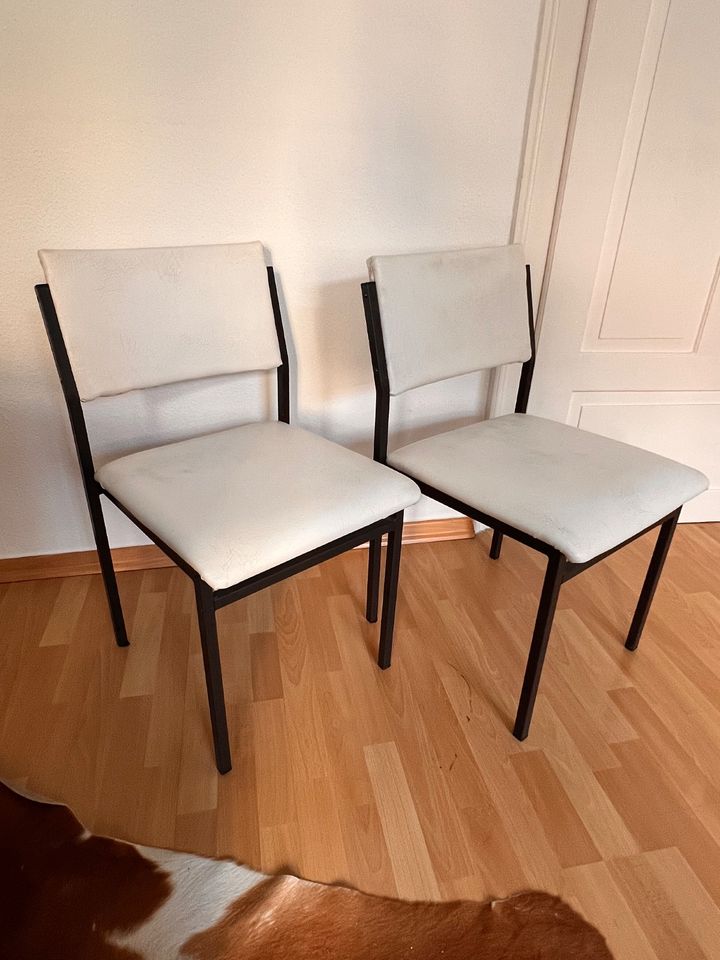 4 Stühle mit weißem Bezug in Bamberg