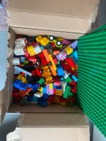 Duplo Lego Bausteine und Figuren + 2 Bauplatten Frankfurt am Main - Sachsenhausen Vorschau