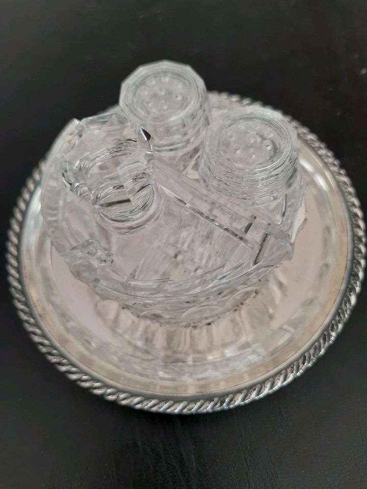 Versilbertes Tablett u. a. mit Salzstreuer Kristallglas von HKE in Korschenbroich