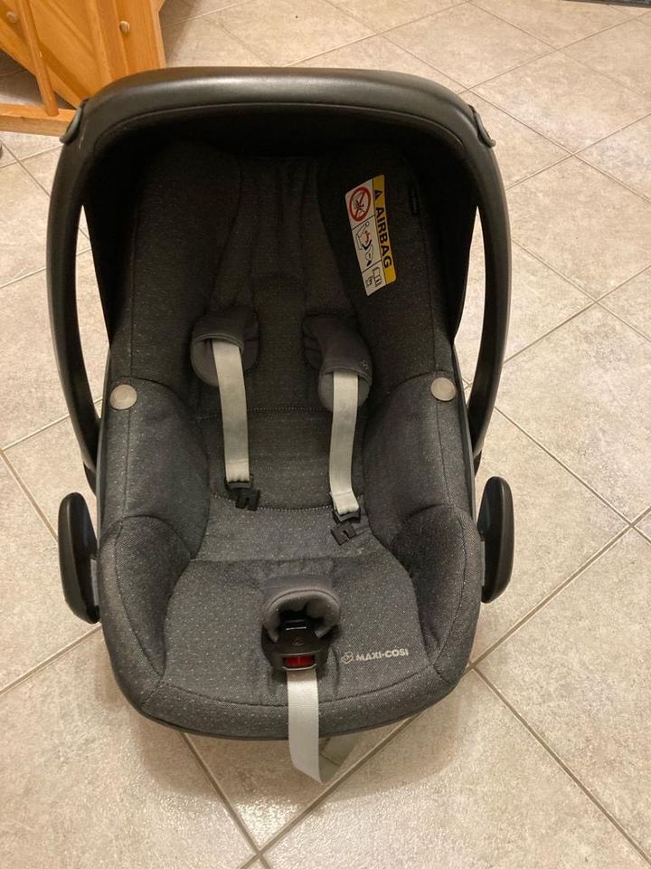 Isofix Station FamilyFix mit Babyschale MaxiCosi Pebble Plus in Magdeburg