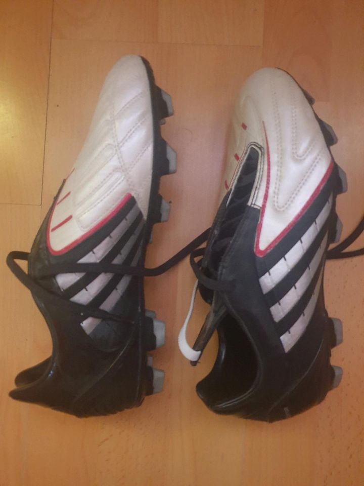 Adidas Fussballschuhe in Möckmühl