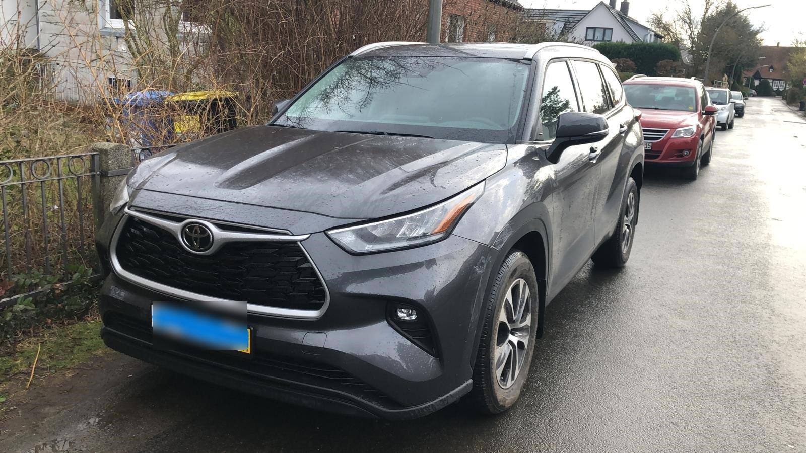 Abbildung des Autos Toyota Highlander 2022, …