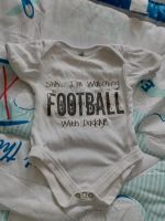 Baby unisex Body Kurzarmbody Kurzarm weiß Football Gr. 50/56 Niedersachsen - Pattensen Vorschau