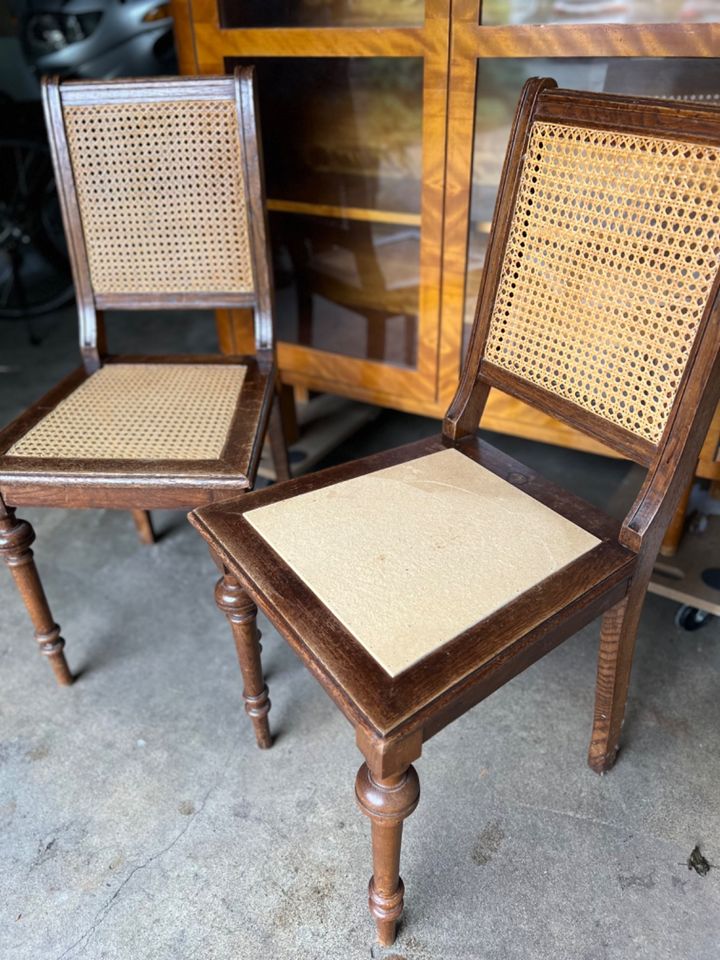 2 Holzstühle Vintage, zT mit Korbgeflecht in Aurich