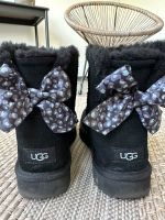 UGG Boots Bauley Bow Squiggles Nordrhein-Westfalen - Hürth Vorschau