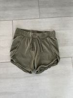 Hübsche Sweatshorts Häkelborte Gr. 134 khaki kurze Hose Baden-Württemberg - Holzgerlingen Vorschau