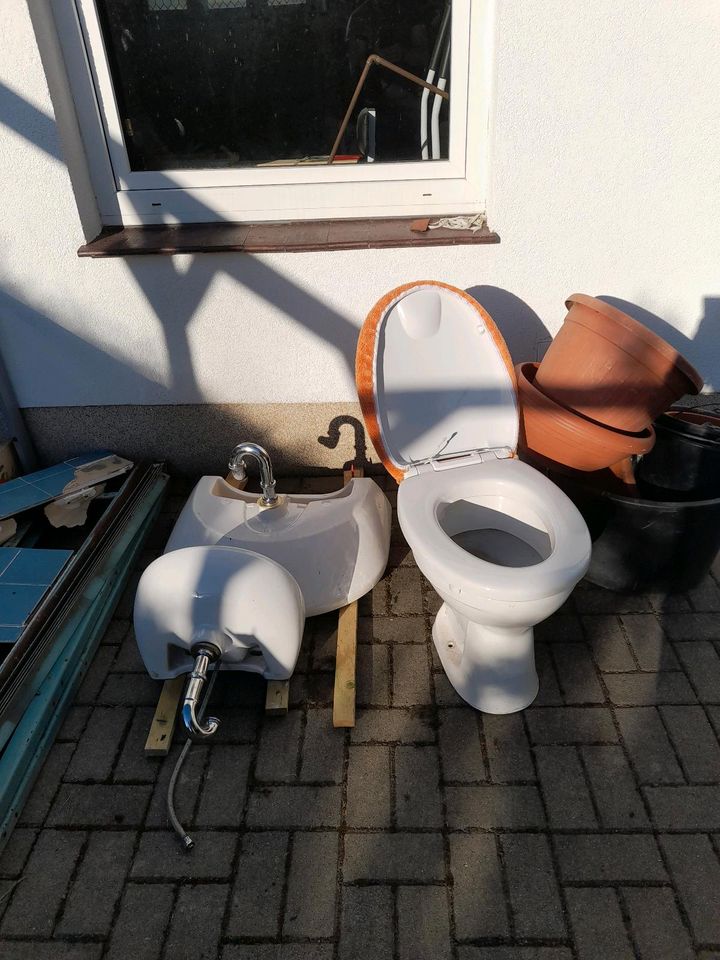 Waschbecken Toiletten div. Badkeramik teilweise mit Armaturen in Chemnitz