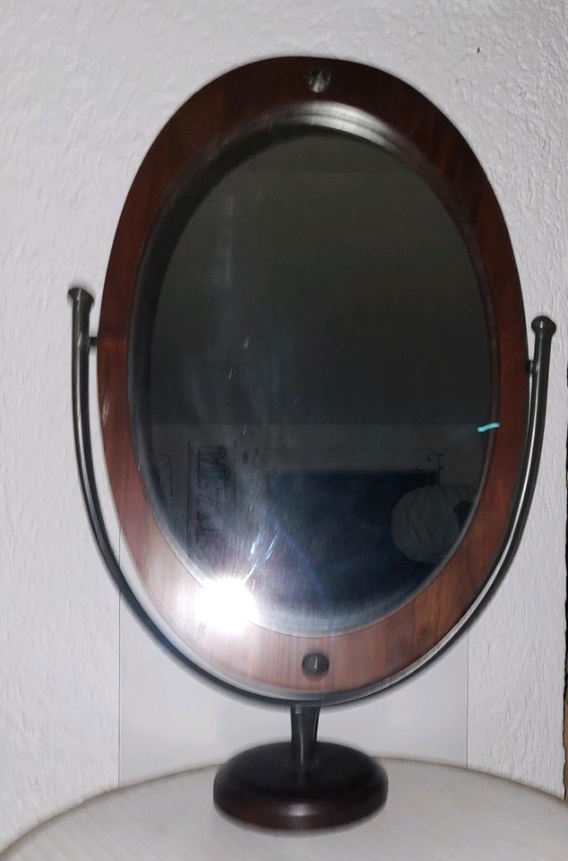 Älterer Ovaler Spiegel zum Verstellen in Wistedt