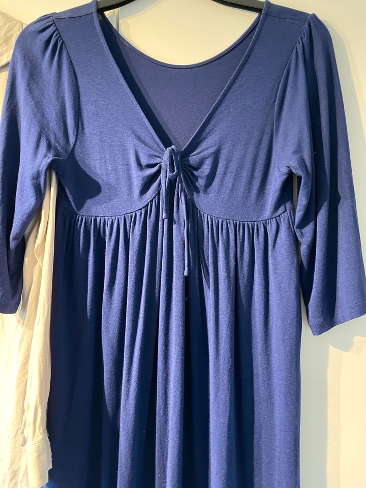 Umstandskleid dunkelblau/ lila Gr. S und sandfarbene Bluse in Roßtal