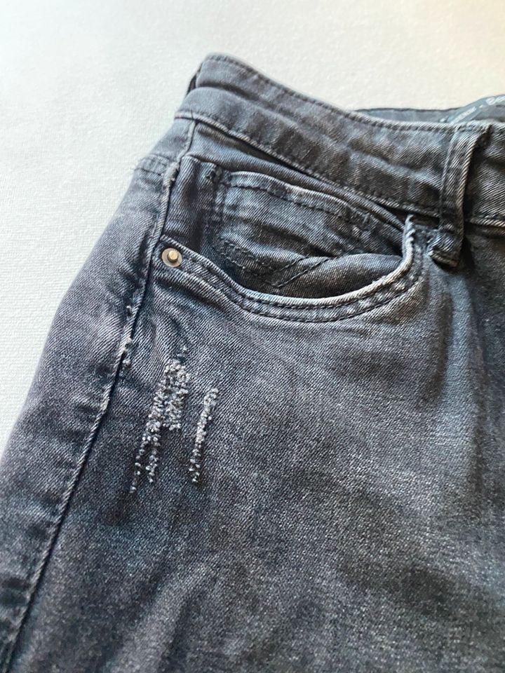 Schwarze Jeans von Bershka mit Löchern, Größe 36 in München