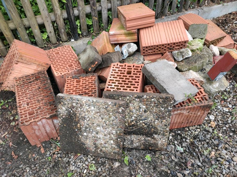 Verschiedene Steine Ziegel Steine zu verschenken in Bernbeuren