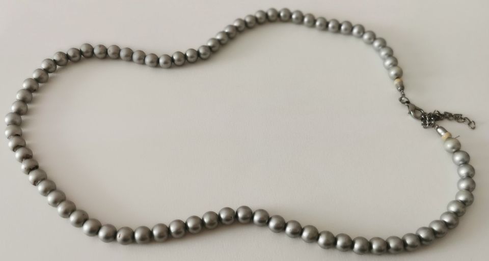 graue Perlenkette 85 cm in Frankfurt am Main