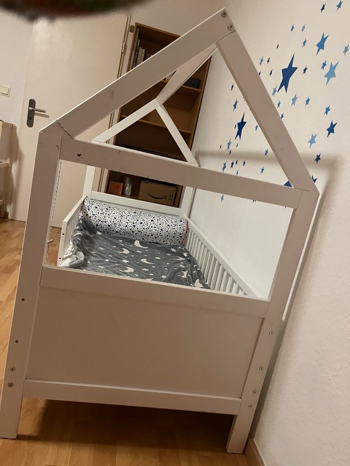 Kinderbett Haus 70x160 + Matratze und Bettwäsche in Berlin