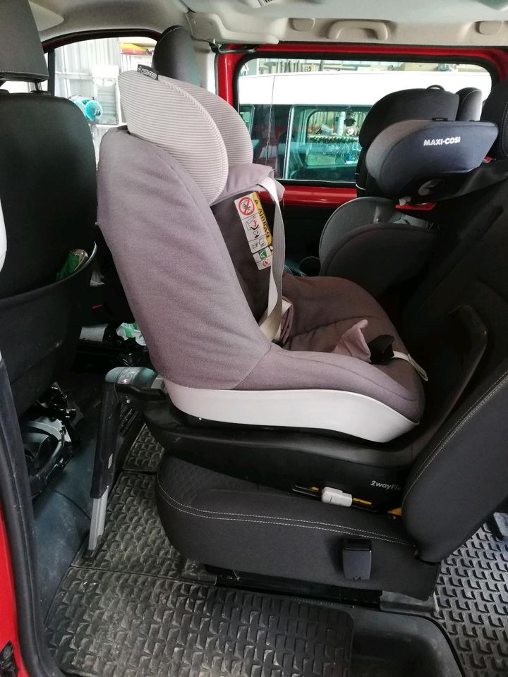 Maxi Cosi 2way Pearl mit passender Isofix Station in Königheim