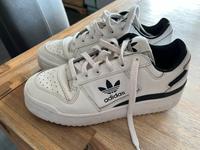 Adidas Sneaker Damen 39 1/3 weiß Niedersachsen - Beedenbostel Vorschau