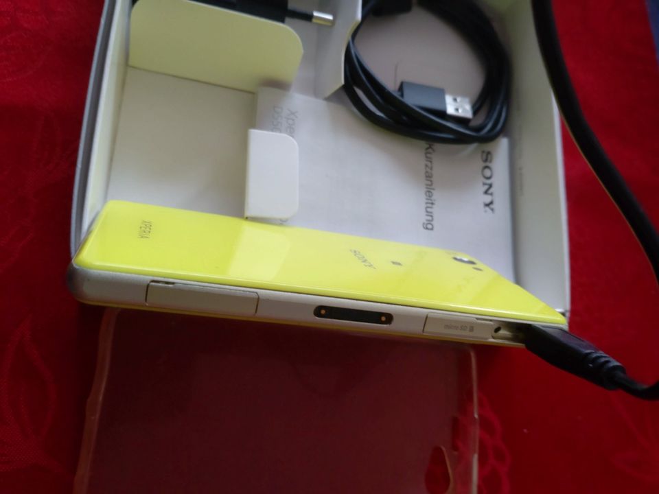 30 Sony Xperia Z1 D5503 lime/gelb mit Bumber. in Bad Schwartau