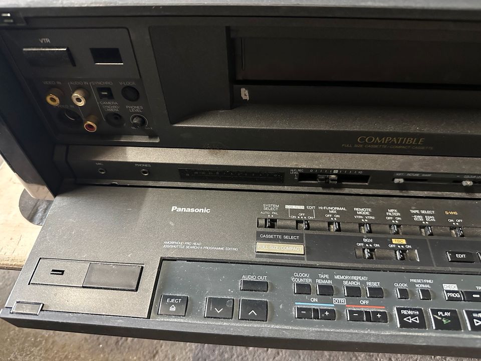 PANASONIC NV-V8000 EG Professional SVHS-Videorecorder TBC in Frankfurt am Main