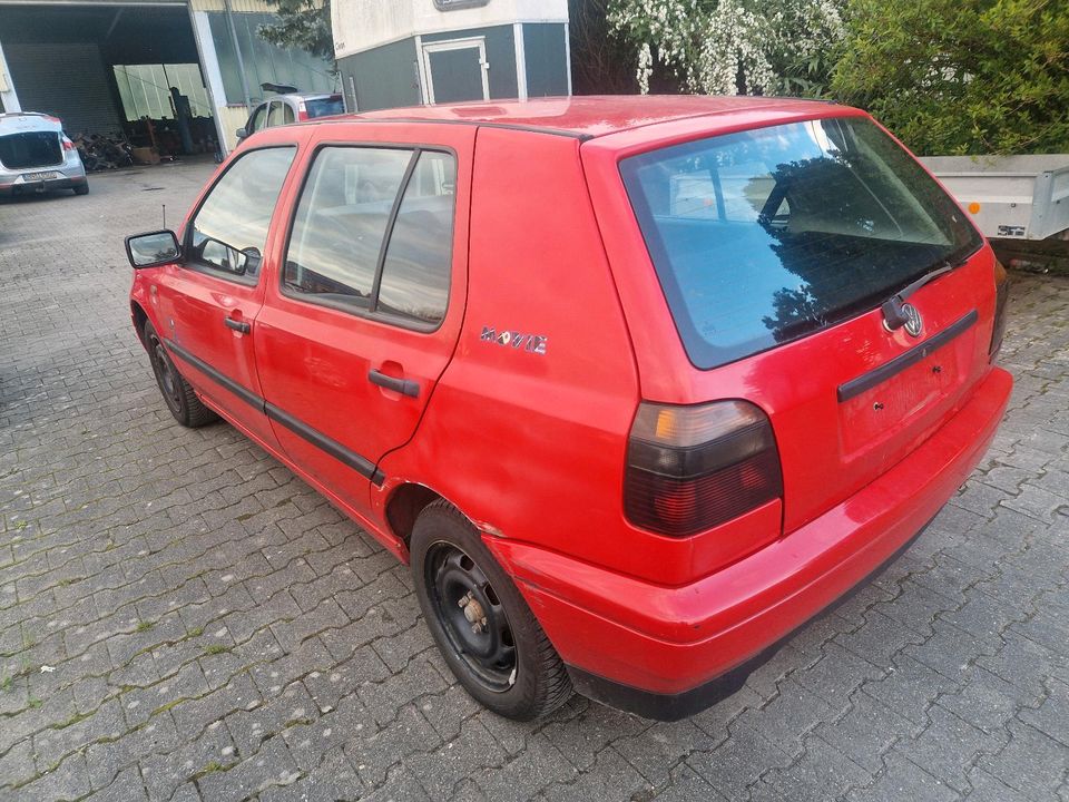 Vw golf 3  nur 96 tkm tüv bis 1,2025 in Langenbrettach