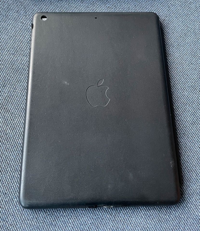 APPLE iPad Air Wi-Fi 16GB Space Grey mit Apple Smart Case Leder in Hamburg