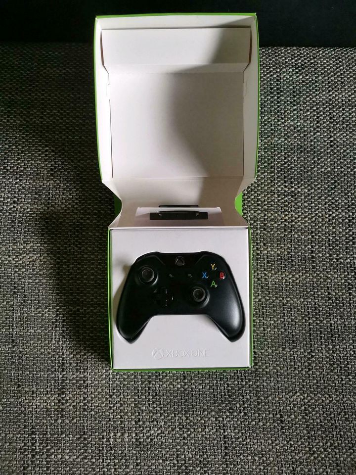 Verkaufe Paket Xbox One 500GB inkl. Zubehör in Odenthal