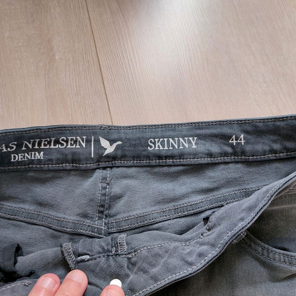 Gr. 44 Ernstings Jonas Nielsen Skinny Jeans Grau in Bremen