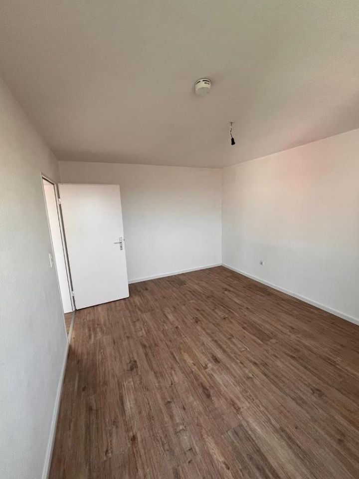 ***Wunderschöne - renovierte - Wohnung in ruhigem Haus*** 3 ZKB + Balkon + Fahrstuhl** in Helmstedt