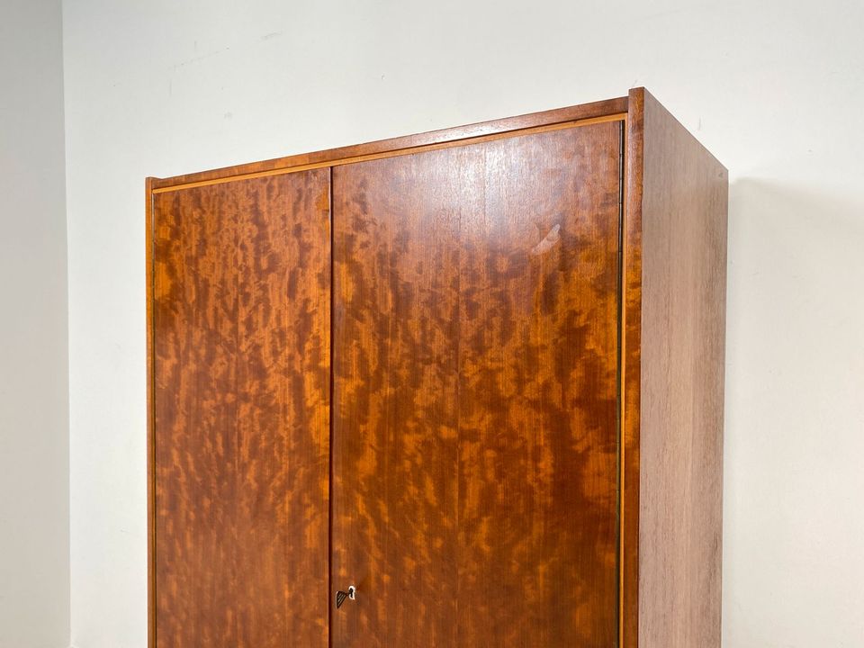 WMK Sehr schöner und gut erhaltener Mid-Century Kleiderschrank aus 1961 von VEB Meißen mit Kleiderstange & neuen Hairpin Metallfüßen # Schrank Schlafzimmerschrank Wardrobe Retro Vintage 60er DDR VEB in Berlin