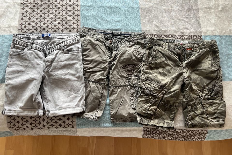 Kleiderpaket 3 Shorts (Jack&Jones, Vingino und Cars Jeans) in Ottobrunn