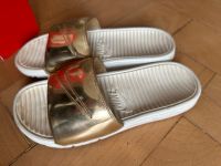 Nike Benassi Schlappen Gold 38,5 Frankfurt am Main - Ostend Vorschau