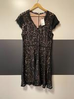 H&M+ Kleid aus Spitze / Spitzenkleid mit V-Ausschnitt Gr.L Nordrhein-Westfalen - Stemwede Vorschau