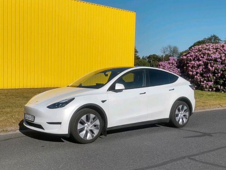 Tesla Model Y (Dual Motor) Long Range in Schiffdorf