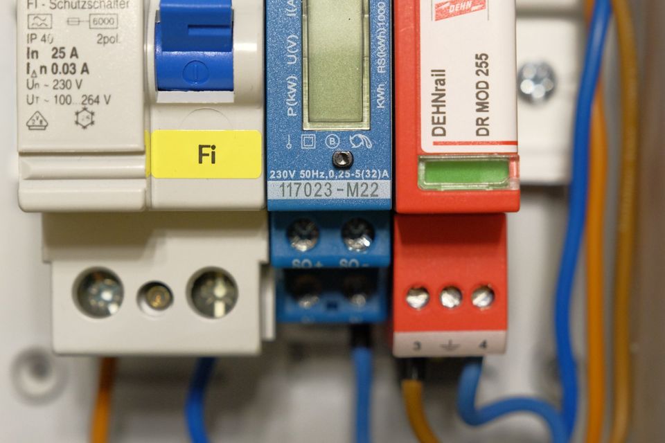 Sicherungskasten mit Fi, Ü-Schutz und Wechselstromzähler in Merseburg