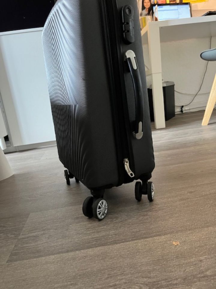Kleiner Koffer fuer Hangepaeck  mit drehbaren Rädern in Düsseldorf