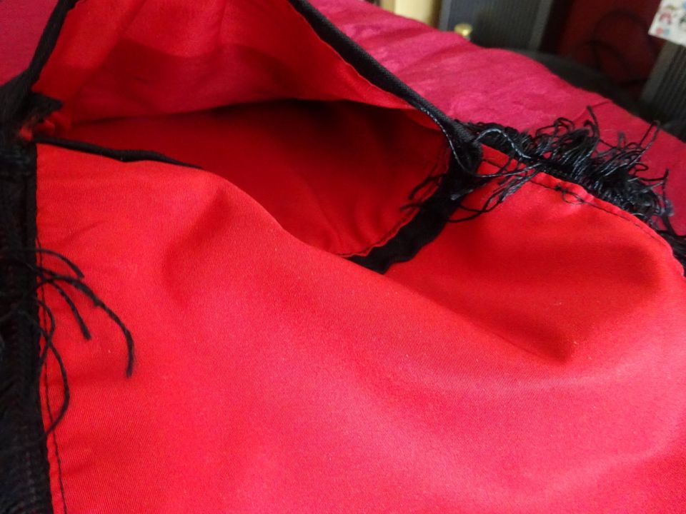 Tasche mit Fransen schwarz/rot klein handmade in Heide